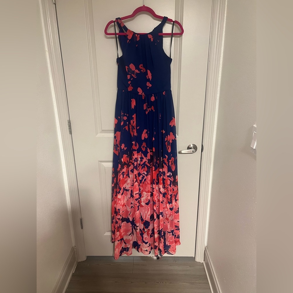 Size six.  Wore once to a wedding.   Ties around neck in back.